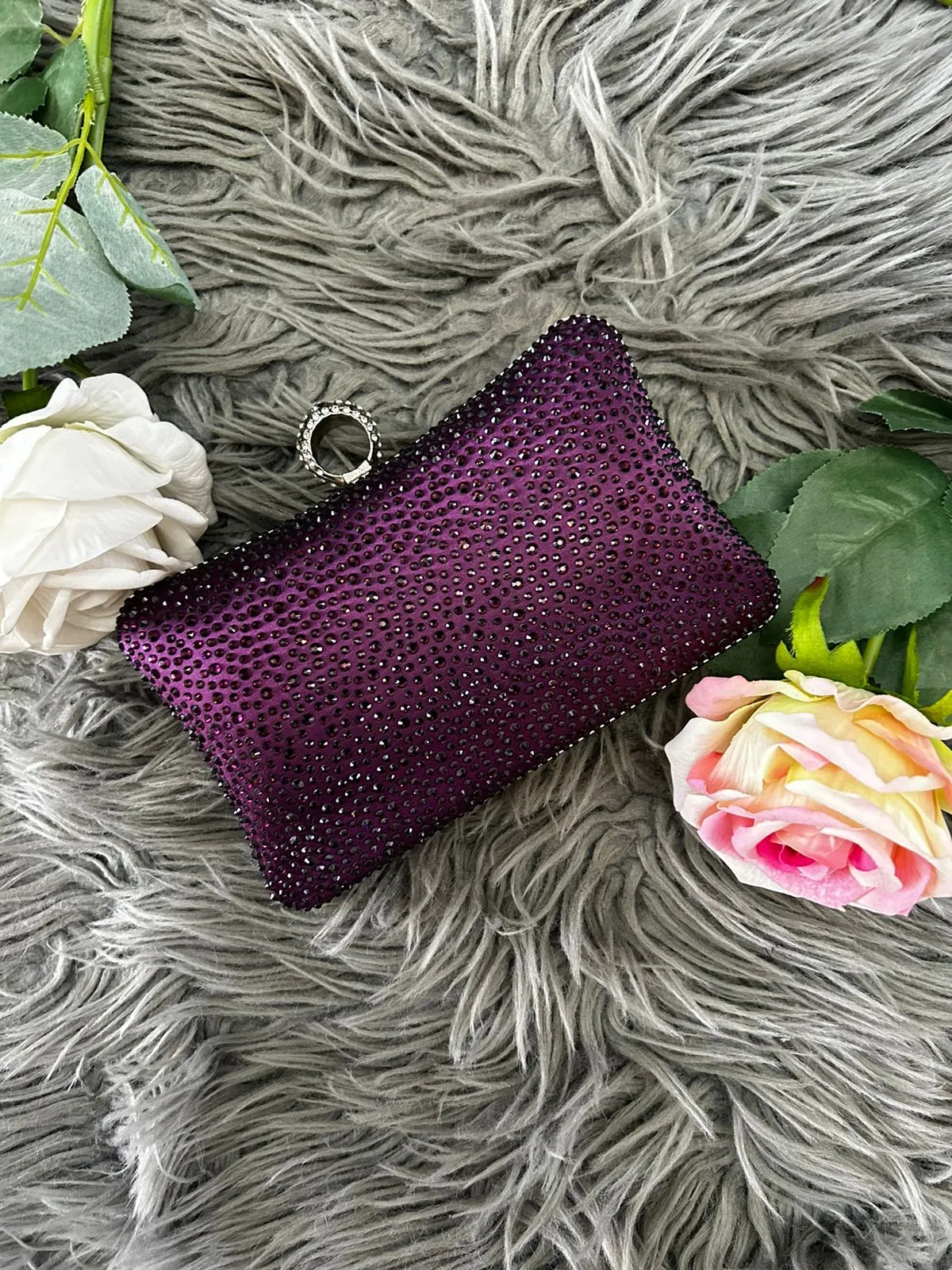 Ring head clutch bag